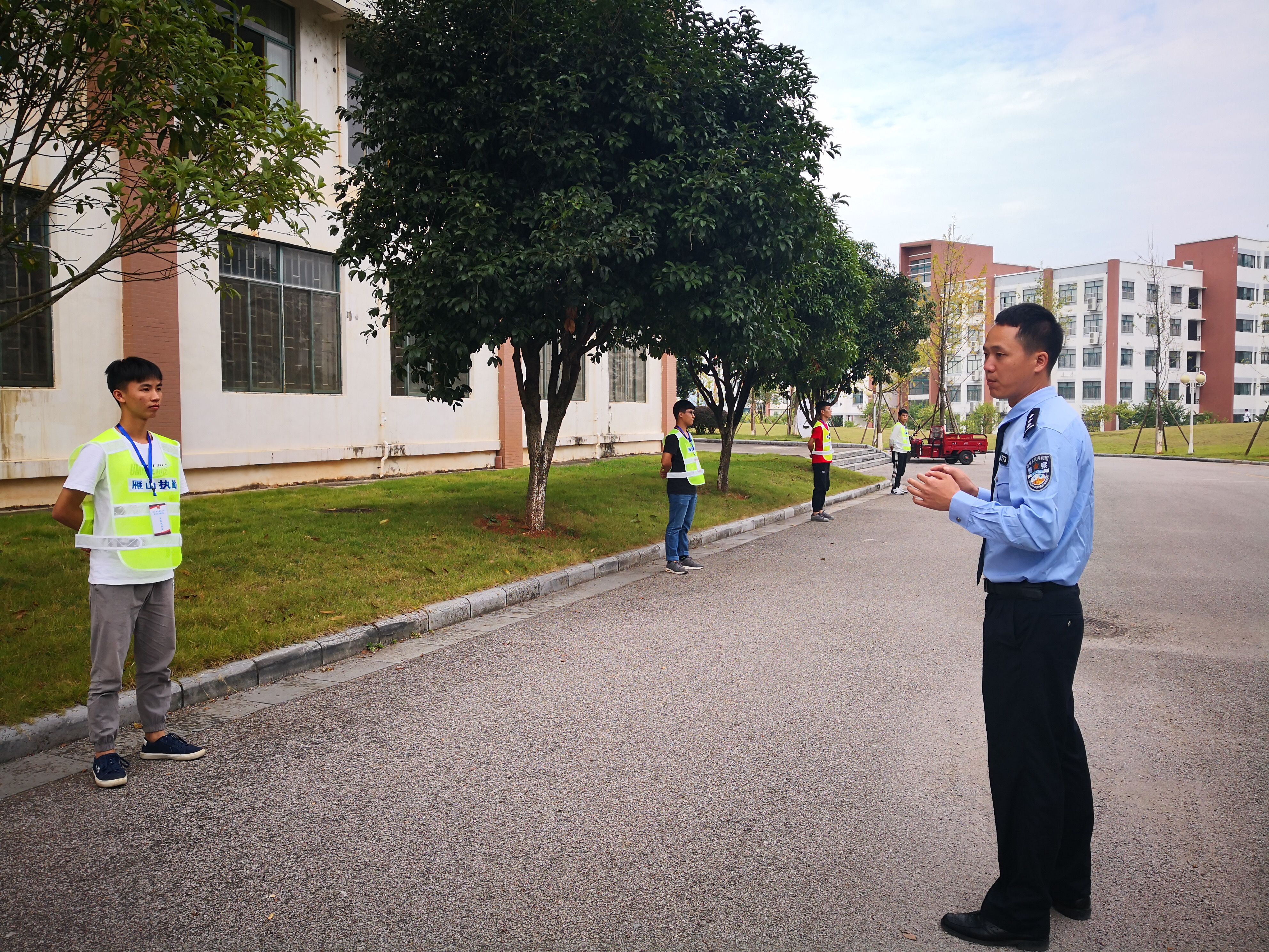 唐小飞警官现场对志愿者进行培训