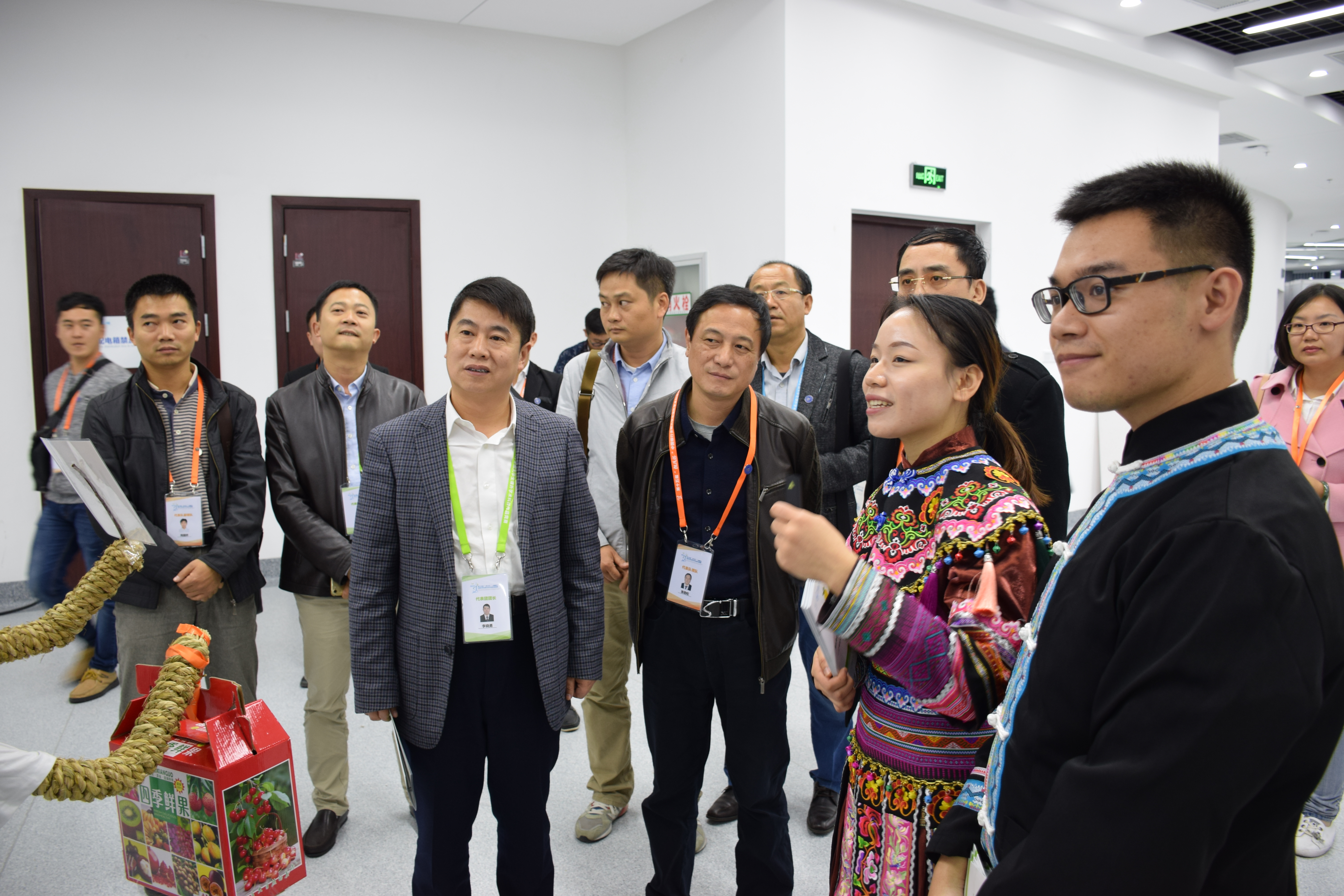 团区委副书记李晓勇到现场指导我校参赛作品