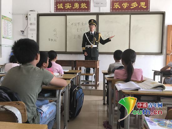 桂林理工大学国旗班成员为公安镇里太完小同学们开展爱国主义教育课。桂林理工大学研支团 供图 桂林理工大学国旗班成员为公安镇里太完小同学们开展爱国主义教育课。桂林理工大学研支团 供图