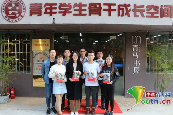 参加团日活动的桂林理工大学研支团成员合影留念。 桂林理工大学研支团 供图 参加团日活动的桂林理工大学研支团成员合影留念。 桂林理工大学研支团 供图