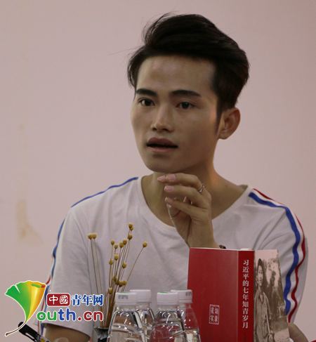 图为桂林理工大学研支团团支部书记谭明灿分享自己的学习心得。 桂林理工大学研究生支教团 供图 图为桂林理工大学研支团团支部书记谭明灿分享自己的学习心得。 桂林理工大学研究生支教团 供图