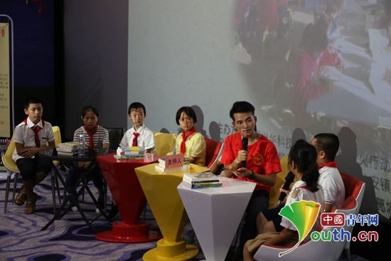 图为读书分享会现场,同学们交流读书心得。 桂林理工研支团 供图 图为读书分享会现场,同学们交流读书心得。 桂林理工研支团 供图